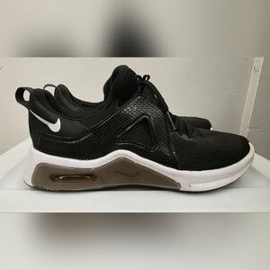 Nike Air max BellaTR 5 Women 2023 Black/White Size 8 LIKE NEW
